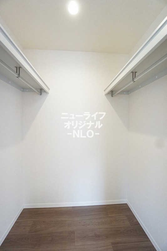 収納　左右にハンガーパイプが付いており洋服をたくさん収納できます♪