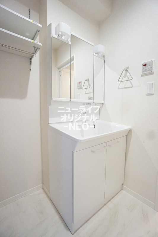 洗面設備　忙しい朝の身支度もスムーズ！シャワー付き三面鏡タイプの洗面台