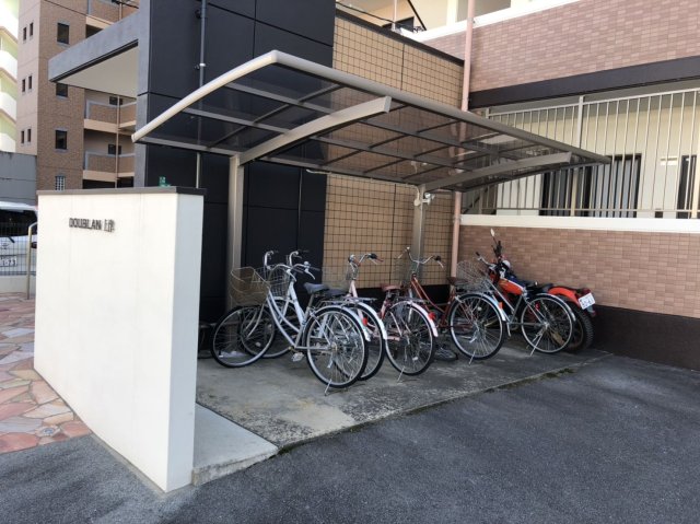 エントランス　駐輪場に自転車も停められます♪