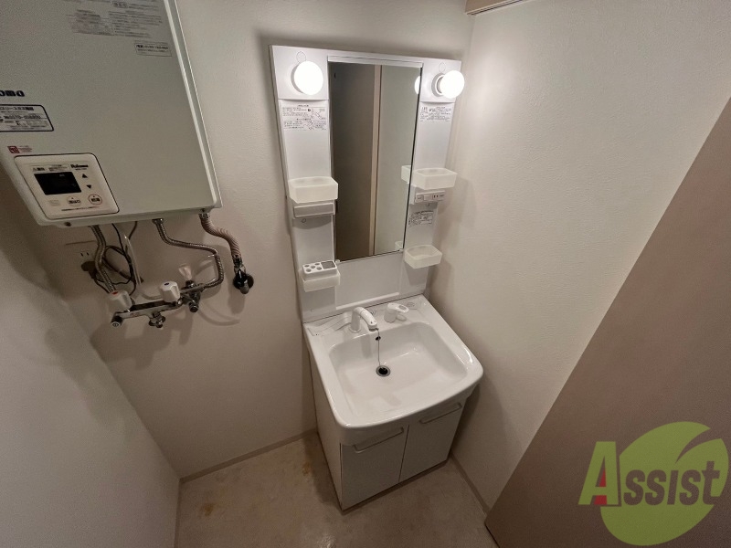 洗面設備　大きくて使いやすそうな独立洗面台になっています。