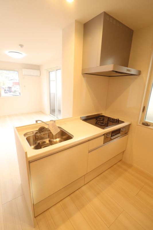 キッチン　3口ガスコンログリル付きです。