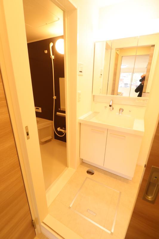 洗面設備　シャンプードレッサー付き洗面台です。床下収納あり。