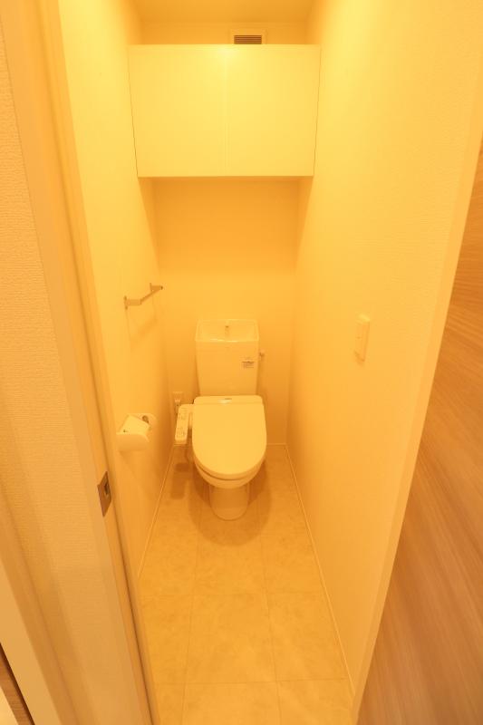 トイレ　温水洗浄暖房便座付きです。