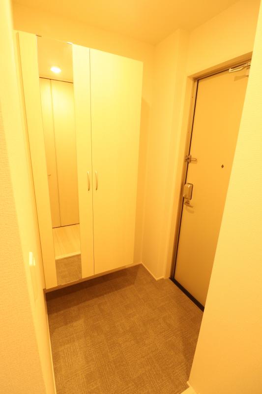 玄関　大容量シューズボックス、姿見付きです。