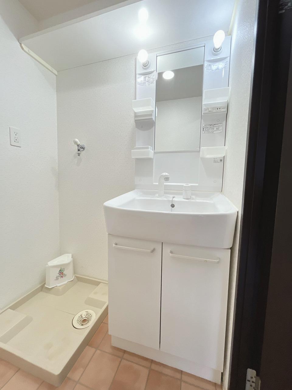 洗面設備　シャンプードレッサー＆洗濯機置き場