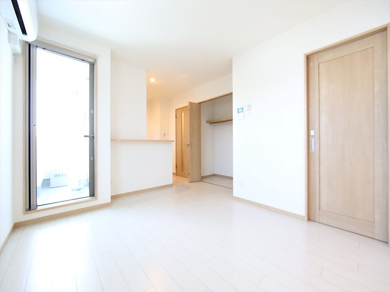 居室・リビング　ＬＤＫ10.5帖　カウンターキッチン　エアコン付　バルコニー