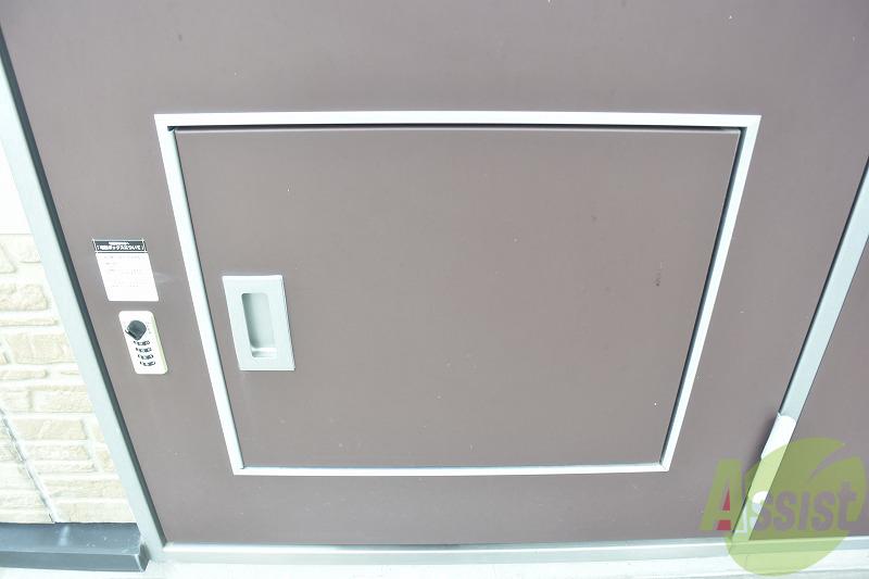 玄関　便利な宅配ＢＯＸ付き！！