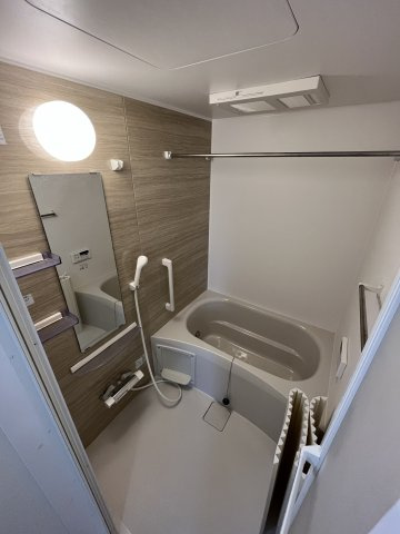 バス・シャワールーム　便利な浴室乾燥、追い焚き機能付き♪