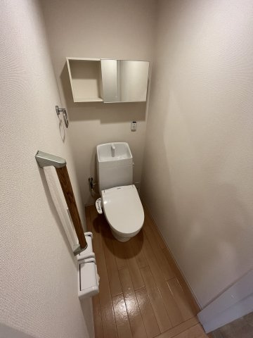 トイレ　温水洗浄便座機能付き♪