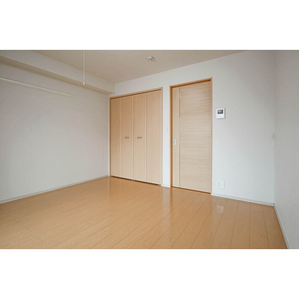 居室・リビング　同じ建物の別なお部屋