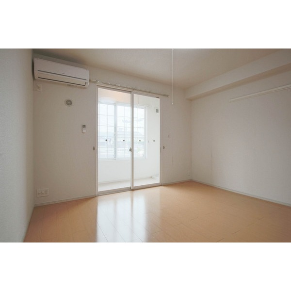 居室・リビング　同じ建物の別なお部屋