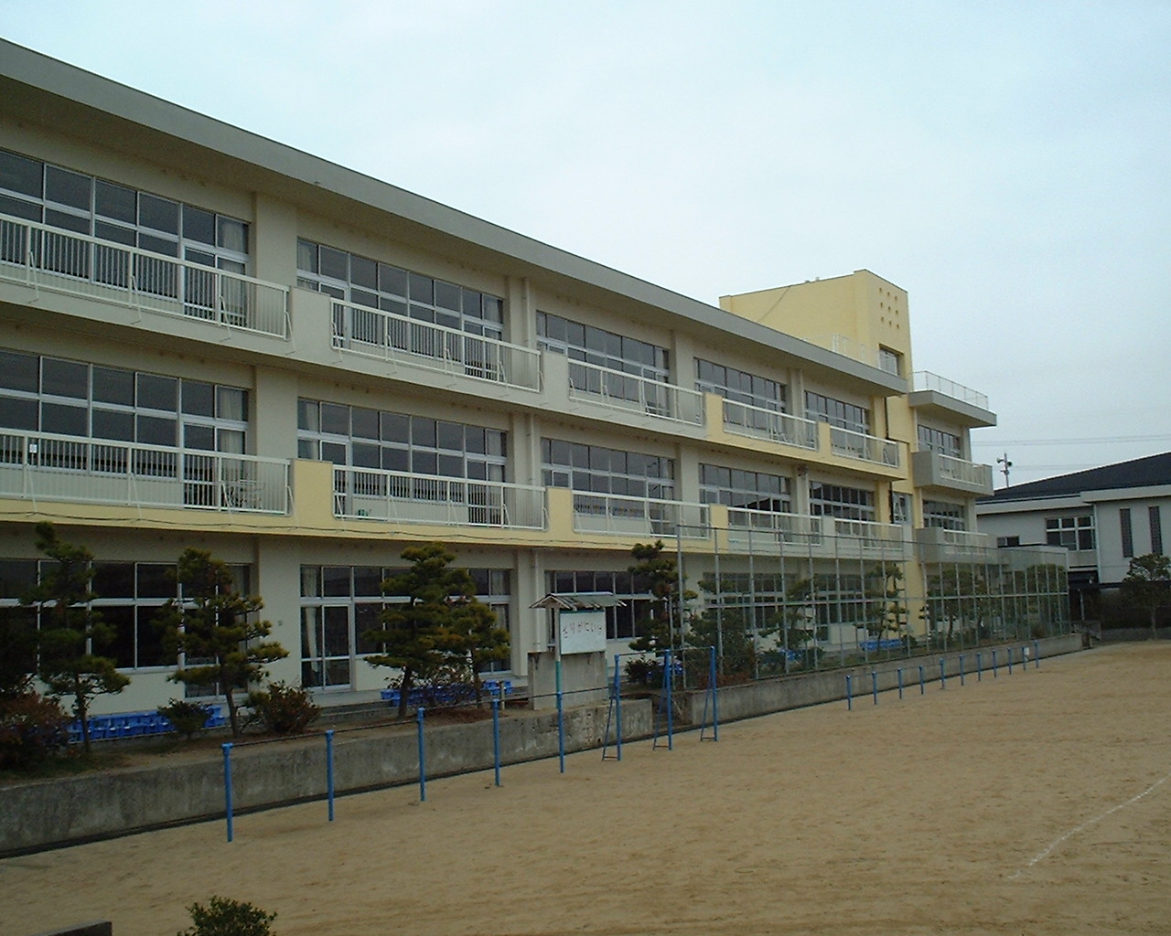 小学校　曽根小学校（小学校）まで741m