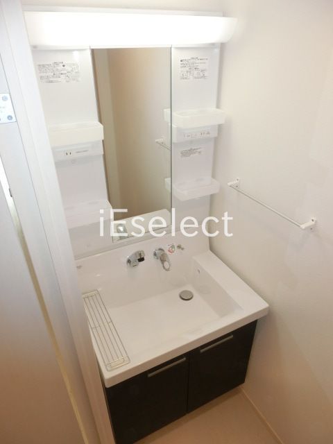 洗面設備　朝の身支度に便利な洗面化粧台です