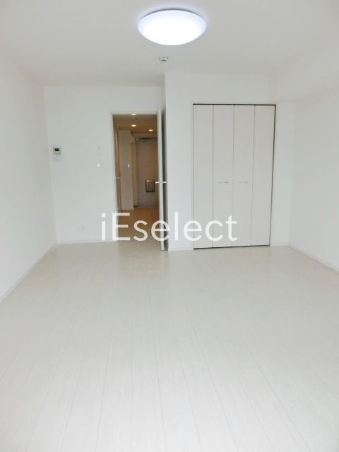 居室・リビング　白を基調としたキレイなお部屋