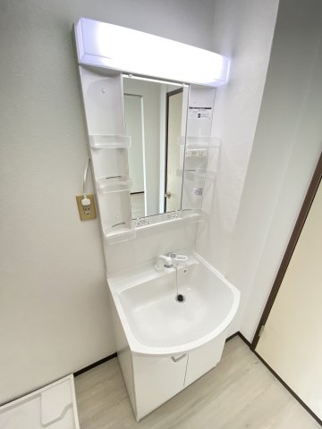 洗面設備　※仕様が異なる場合がございます。