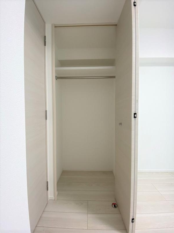 収納　ハンガーパイプ付きクローゼット