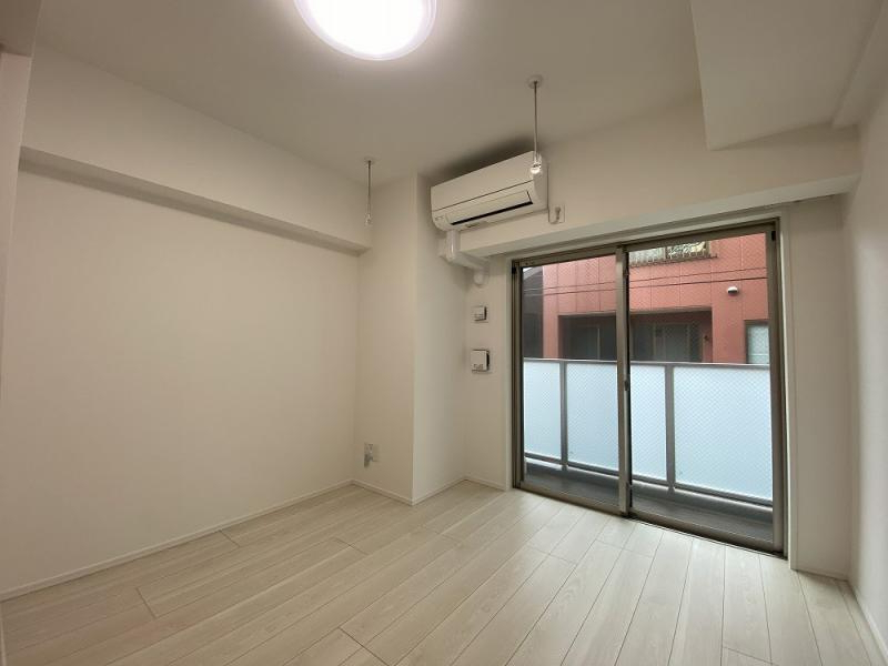 居室・リビング　落ち着いた色合いの床材を使用した居住空間です。