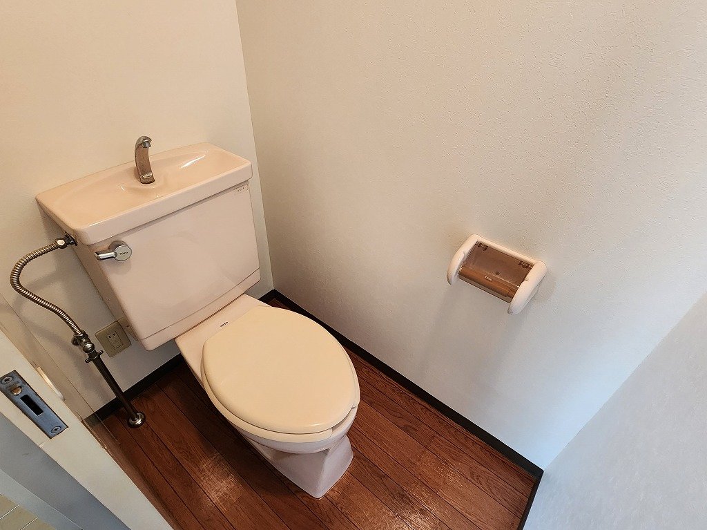 トイレ　コンセントあります。