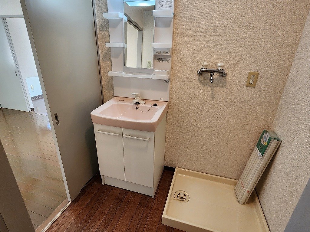 洗面設備　扉付き脱衣所　独立洗面台・室内洗濯機置場