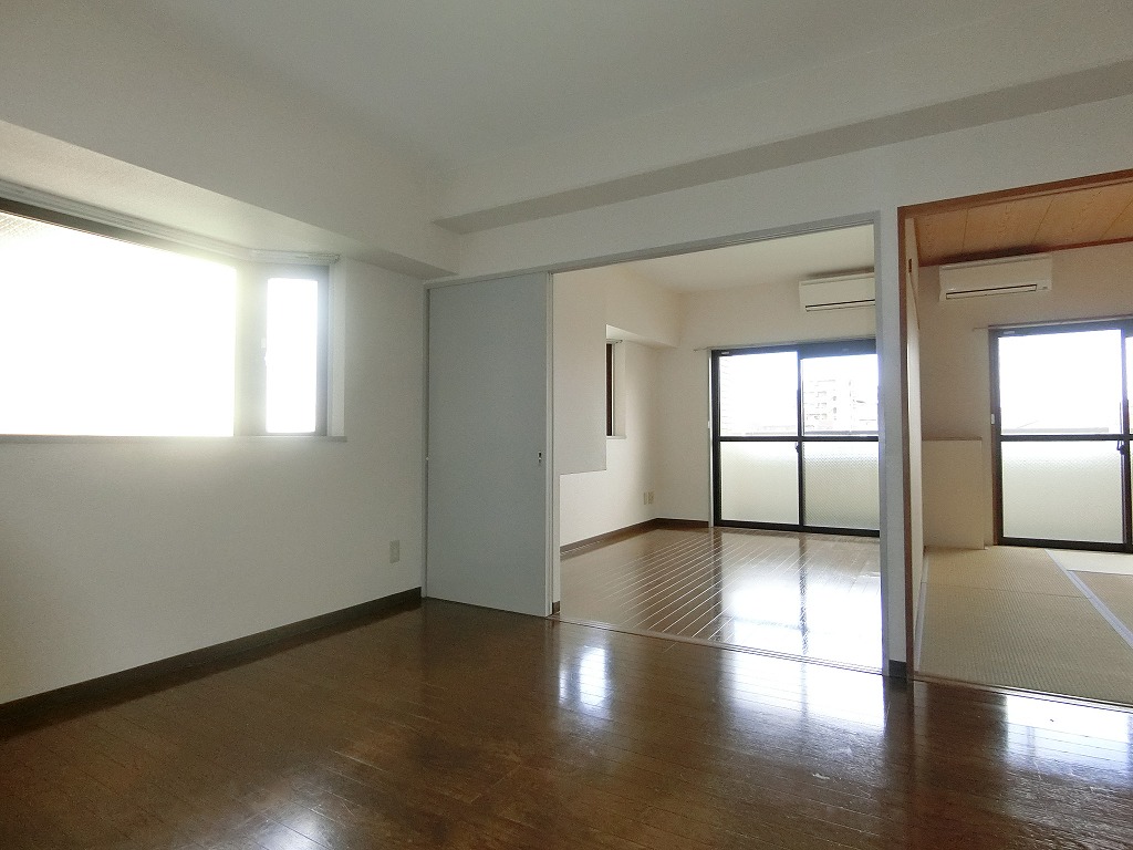 居室・リビング　角部屋出窓付き　陽当り風通し良好です。