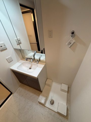 洗面設備　明るい洗面所です