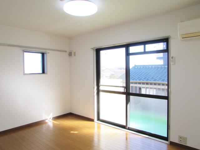 居室・リビング　２面採光の角部屋☆