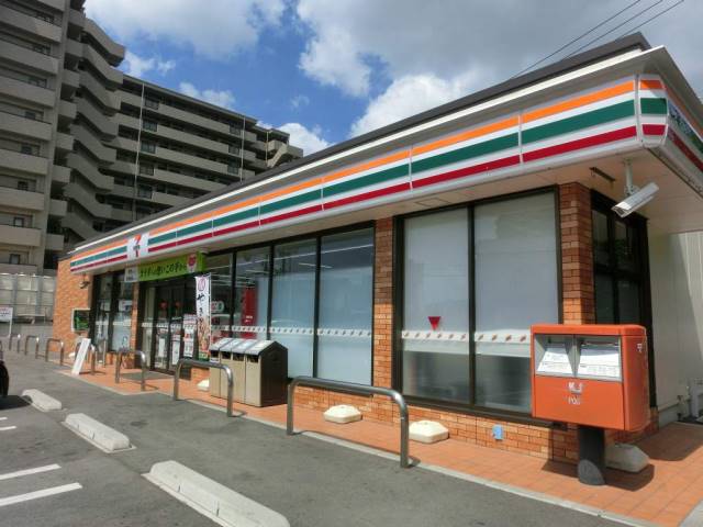 コンビニ　セブンイレブン月出２丁目店（コンビニ）まで300m