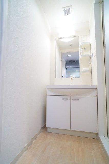 洗面設備　洗面脱衣所。ドア付きです。