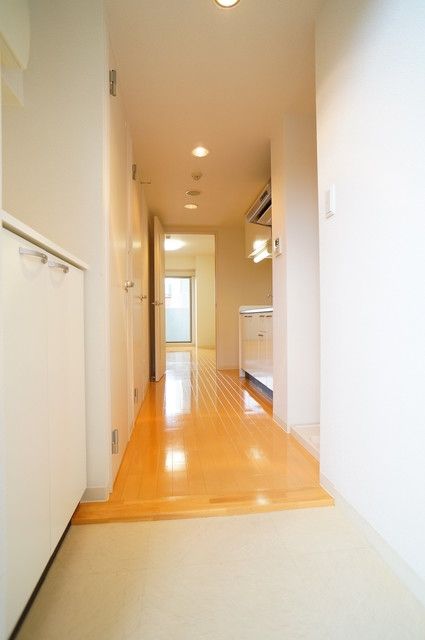 玄関　白が基調の明るい玄関です。