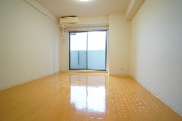 居室・リビング　広々9帖の洋室です。東向き。