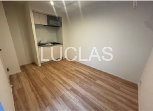 居室・リビング　木目調の床と白の壁紙で暖かみのある居室♪