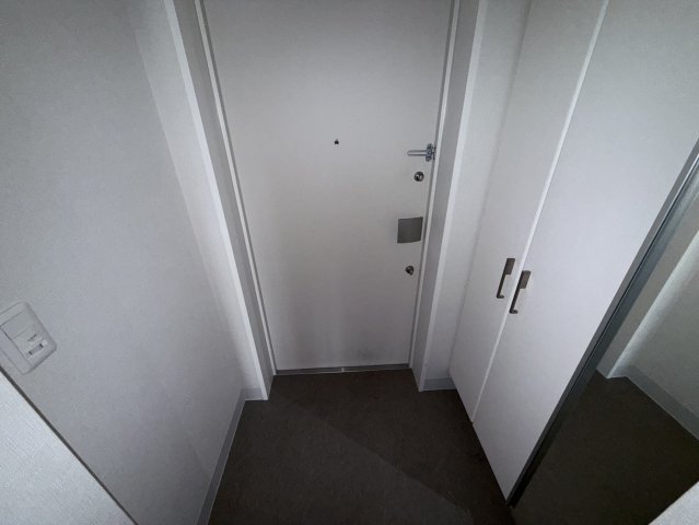 玄関　同物件別部屋写真