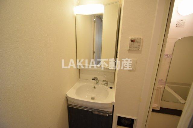 洗面設備　鏡を開くと収納もできます。