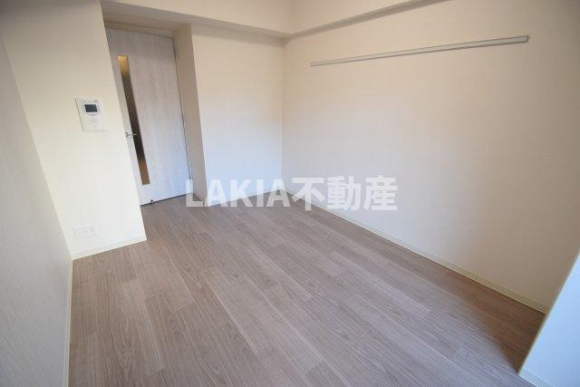 居室・リビング　一人暮らしには充分な広さの洋室です。