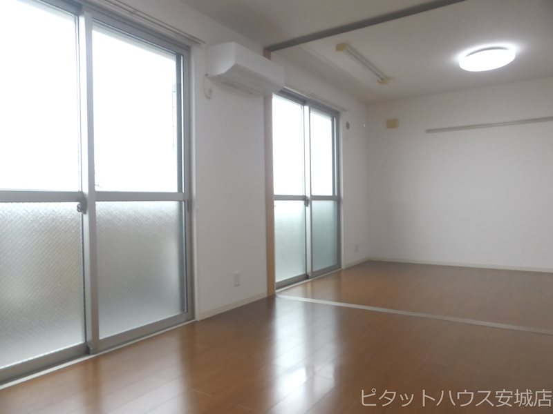 居室・リビング　同物件別部屋