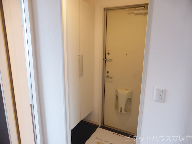 玄関　同物件別部屋