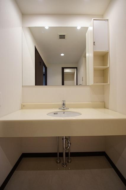 洗面設備　独立洗面台、朝の身支度には欠かせません※別号室の写真です