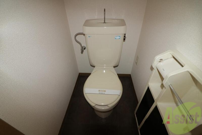 トイレ　収納もあり、使いやすいお手洗いです。