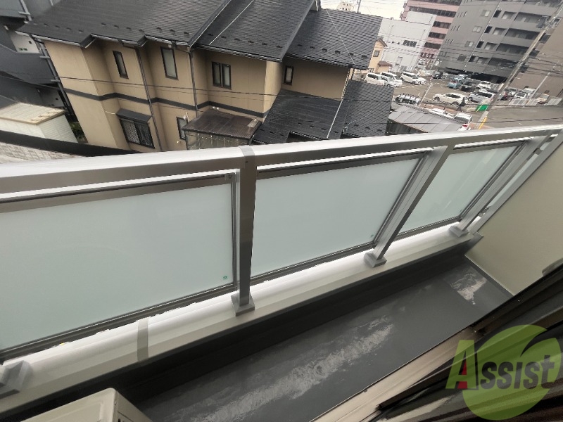 バルコニー　バルコニーは洗濯物を干すのに十分な広さがありますね。