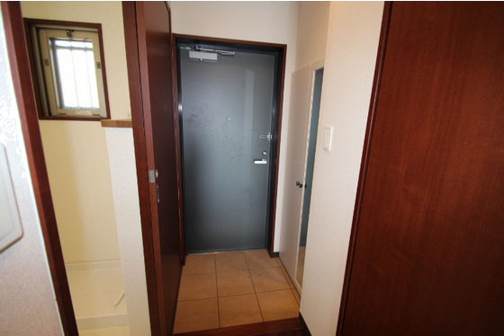 玄関　※掲載写真は同マンション別部屋参考写真となります。