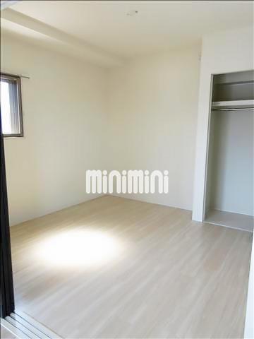 居室・リビング　リビングとつながる洋室です。