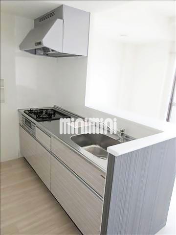 キッチン　三口コンロのシステムキッチン完備です。