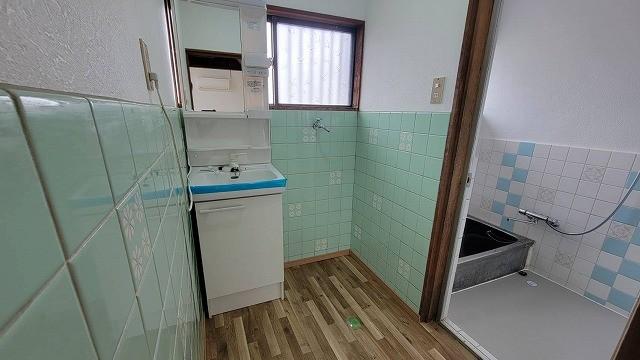 洗面設備　キレイな独立洗面台。