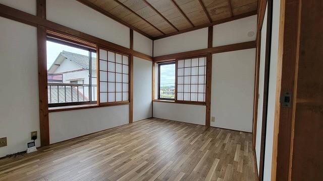 眺望　２階　和室（６帖）　眺めも良くフローリングにリフォーム済み。