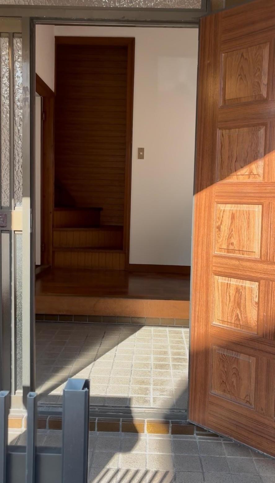 玄関　明るく広々とした玄関。