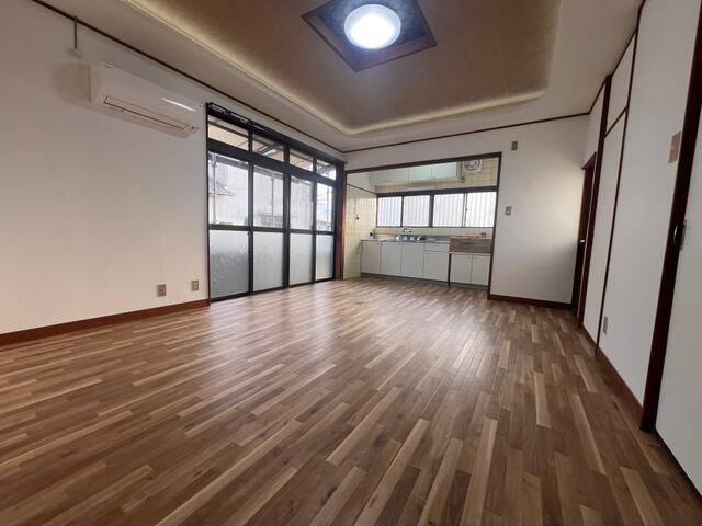 居室・リビング　日当たり良好なリビング。リフォーム済みの清潔キッチン。