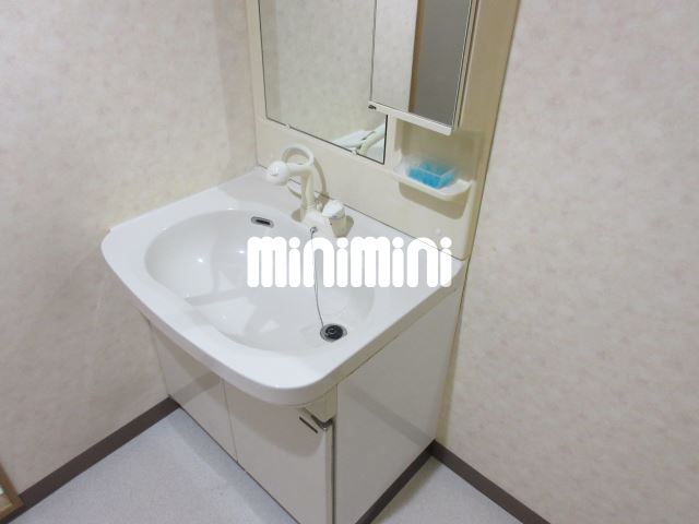 洗面設備　忙しい朝もおまかせ洗髪洗面化粧台付き。