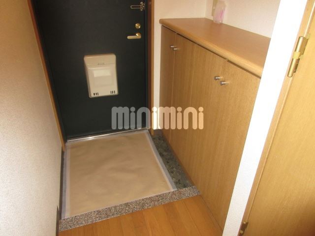 玄関　靴箱もあり、靴もすっきり収納できます。