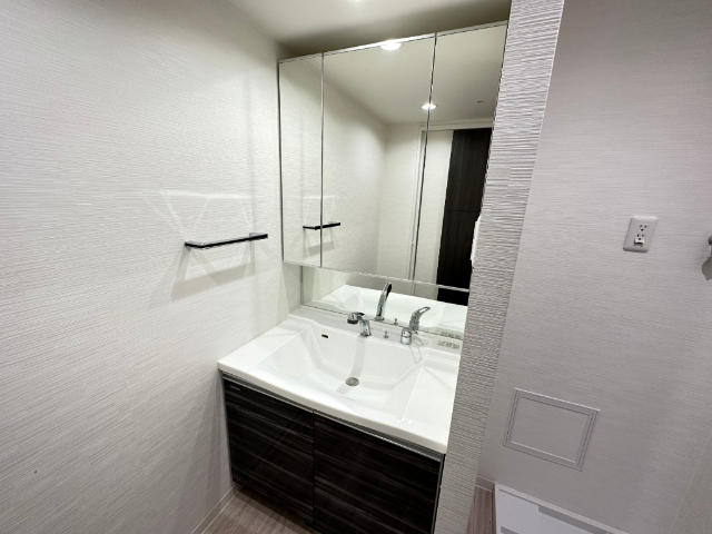 洗面設備　三面鏡の大きな洗面台