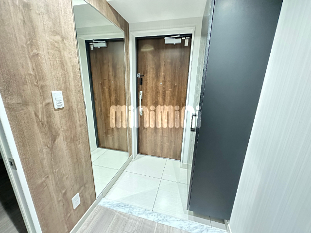 玄関　玄関には大きな姿鏡がついてます